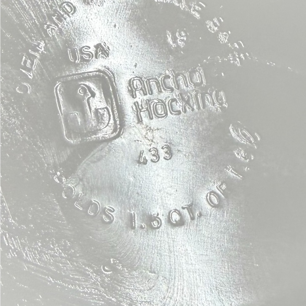 Vintage 1970s Oval White Anchor Hocking Bake Dish Vegetable Motif Clear Lid - Picture 3 of 3